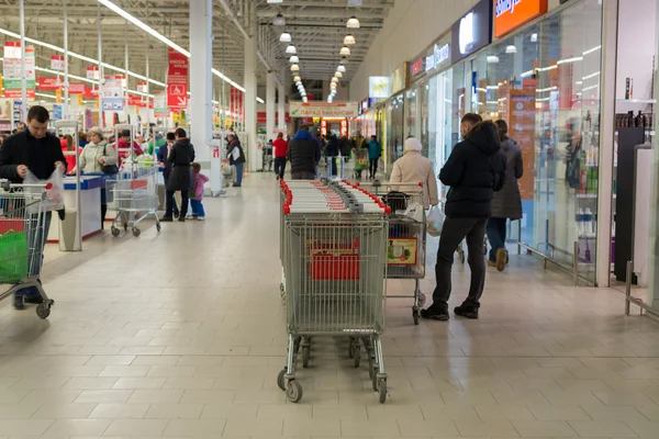 MOSCÚ, RUSIA - 13.07.2015. Compradores en el supermercado Auchan en Zelenograd — Foto de Stock