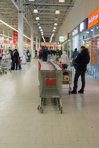 Μόσχα, Ρωσία - 13.07.2015. Σακούλες για αγορές στο σούπερ μάρκετ Auchan στη Zelenograd — Φωτογραφία Αρχείου
