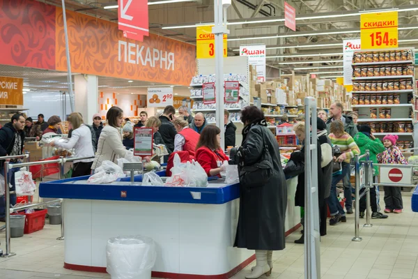 MOSCÚ, RUSIA - 13.07.2015. Compradores en el supermercado Auchan en Zelenograd —  Fotos de Stock