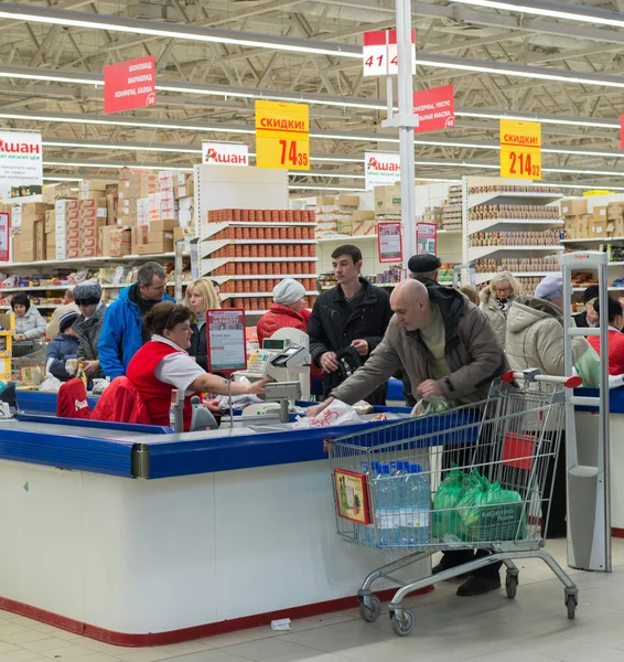 MOSCOW, RÚSSIA - 13.07.2015. Compradores em supermercado Auchan na Zelenograd — Fotografia de Stock