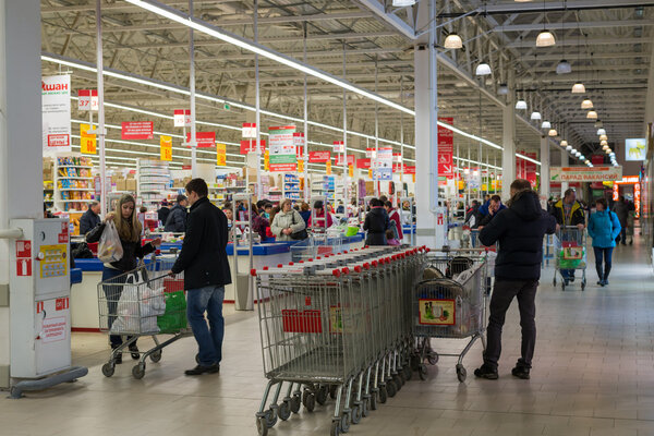 МОСКВА, РОССИЯ - 13.07.2015. Магазины в супермаркете "Ашан" в Зеленограде
