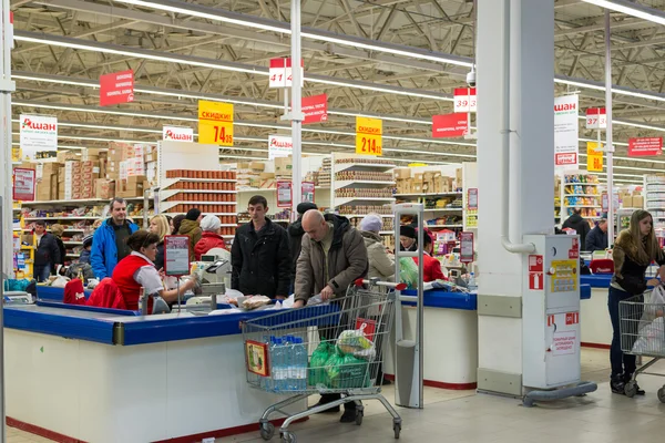 MOSCOW, RÚSSIA - 13.07.2015. Compradores em supermercado Auchan na Zelenograd — Fotografia de Stock