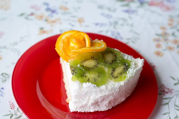 Кусочек торта с йогуртом и фруктами — стоковое фото