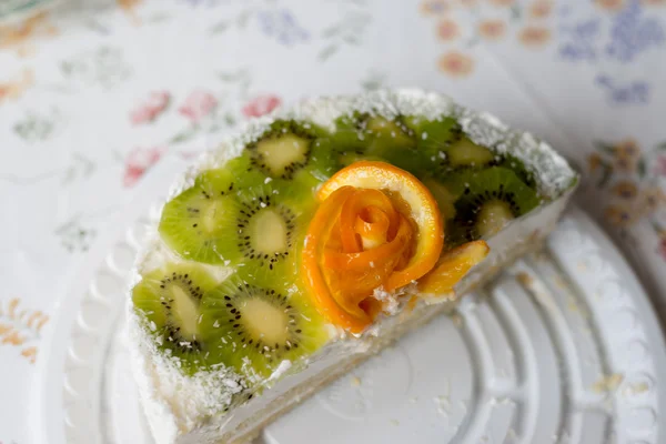 Bucată de tort cu iaurt și fructe — Fotografie, imagine de stoc
