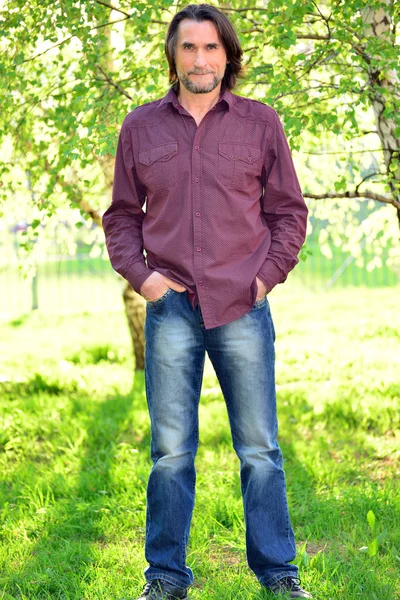 Portrait de l'homme âgé au milieu de la nature — Photo