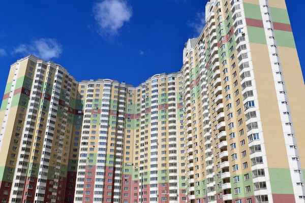 现代的多层住宅建筑在阳光灿烂的日子 — 图库照片