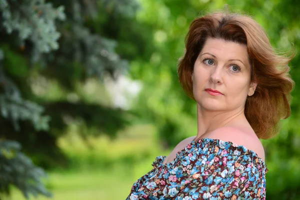 Donna in un vestito con spalle aperte a foresta di pino — Foto Stock