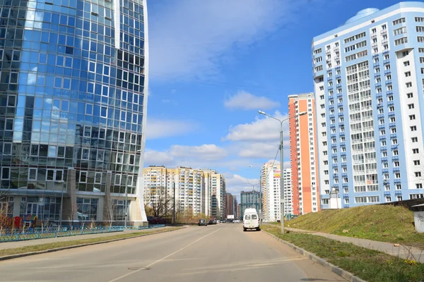 KRASNOGORSK, RÚSSIA - 22 de abril de 2015: Krasnogorsk é a cidade e o centro do distrito de Krasnogorsky, no Oblast de Moscou, localizado no Rio Moskva. Área de desenvolvimento residencial em cerca de 2 milhões de pés quadrados — Fotografia de Stock