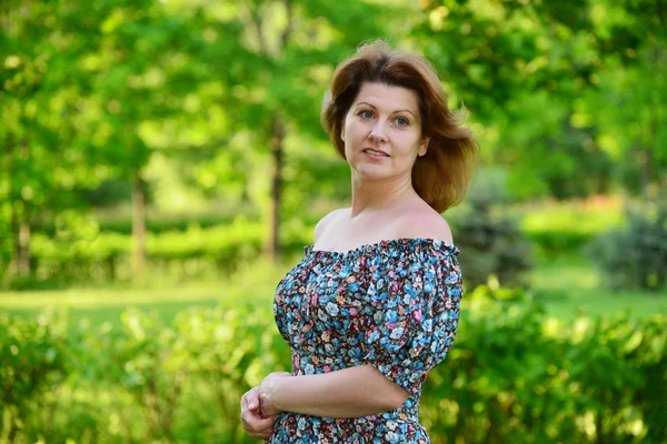 Стильна жінка середнього віку в літньому парку — стокове фото