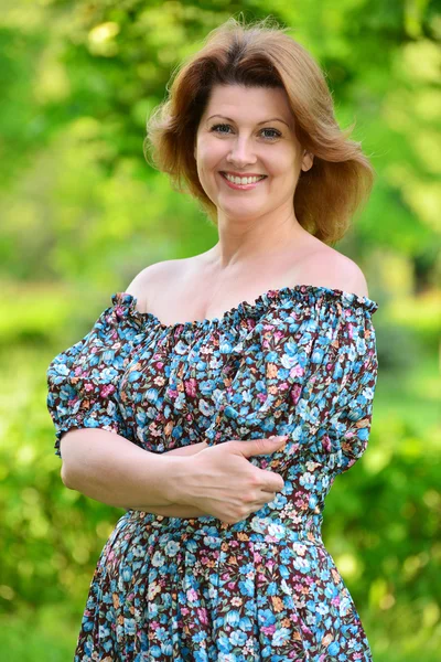 Stylish middle-aged woman in the summer park — Φωτογραφία Αρχείου