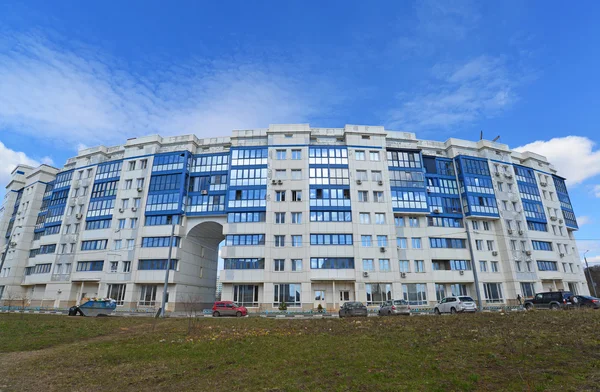 Krasnogorsk, russland - 22. April 2015: krasnogorsk ist die Stadt und das Zentrum des Krasnogorski Bezirks im Moskauer Gebiet am Fluss moskva. Wohnbebauung auf rund 2 Millionen Quadratmetern — Stockfoto