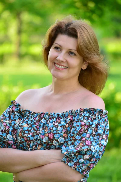 Stylish middle-aged woman in the summer park — Stock Photo, Image