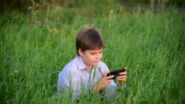 Teen pojke med förvåning ser på smartphone — Stockvideo