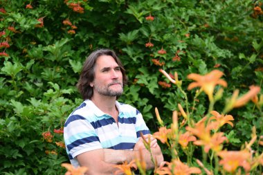 doğada bir sakallı esmer adam