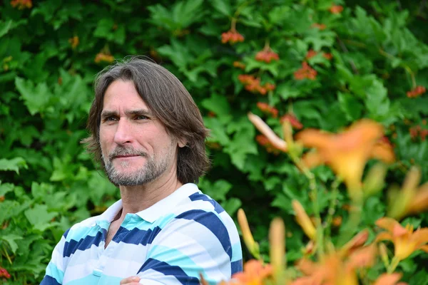 Uomo dai capelli scuri con la barba in natura — Foto Stock