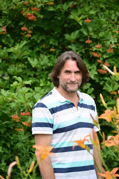 Uomo dai capelli scuri con la barba in natura — Foto Stock