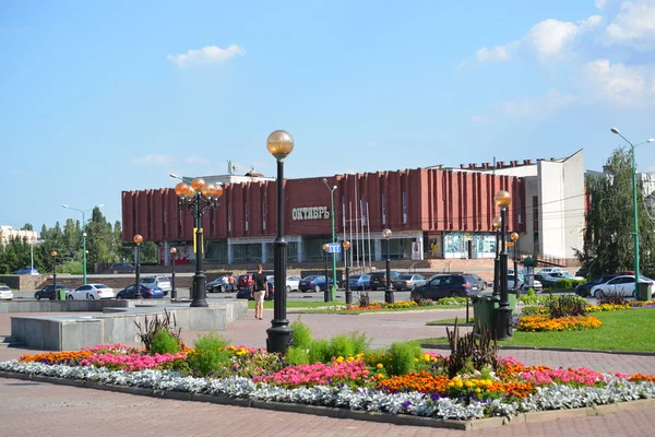Lipetsk RUSSIA-05.08.2015. View of  Oktyabr movie theater from Peter Square — Stock Photo, Image