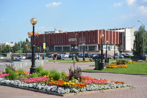 Lipetsk Ryssland-05.08.2015. Beskåda av Oktyabr biograf från Peter Square — Stockfoto