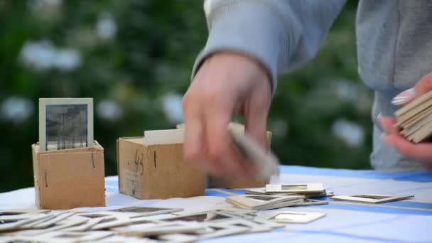 Mujer iterada a través de la vieja diapositiva — Vídeos de Stock