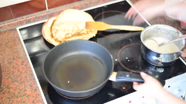 Vrouw bakt pannenkoeken in keuken. timelapse — Stockvideo