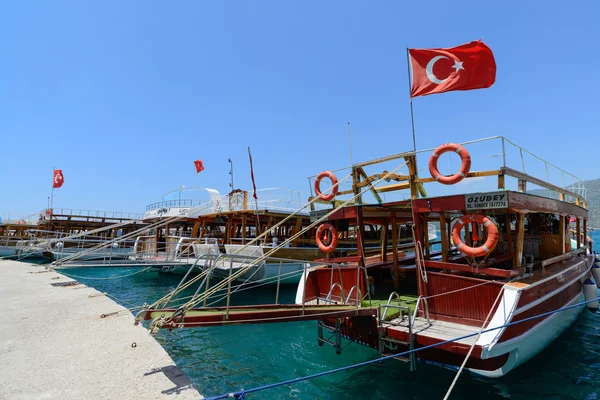 Kemer, Turkey - 06.20.2015. Rıhtımın turistler için zevk tekneler 