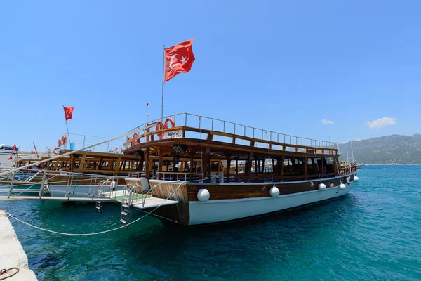 Kemer, Turkey - 06.20.2015. Pleasure boats for tourists near the pier — Stock Photo, Image