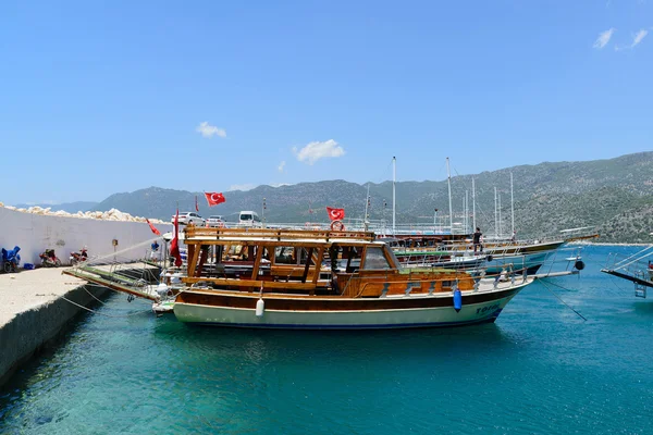 Kemer, Turkey - 06.20.2015. Pleasure boats for tourists near the pier — Stock Photo, Image