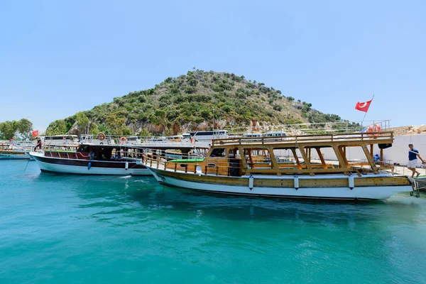 Kemer, Turkey - 06.20.2015. Pleasure boats for tourists near the pier — Stock Photo, Image