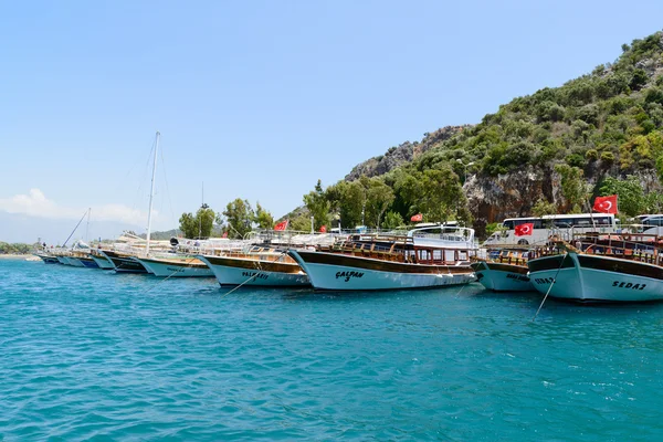 Kemer, Turecko - 06.20.2015. Výletní lodě pro turisty blízko mola — Stock fotografie