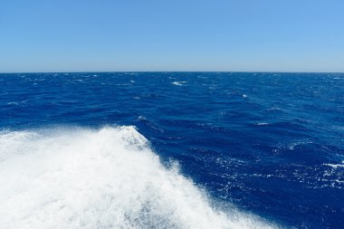 Akdeniz su parlak bir günde