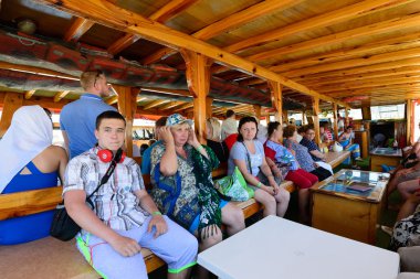 Kemer, Turkey - 06.20.2015. Turistler Akdeniz bir yürüyüş turu teknede oturuyor
