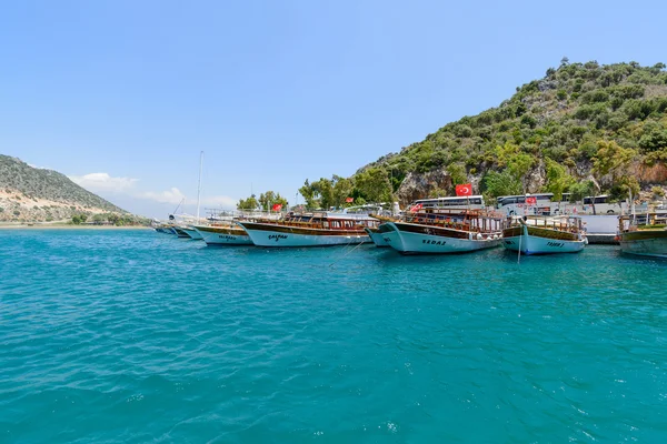 Kemer, Turkey - 06.20.2015. Rıhtımın turistler için zevk tekneler 