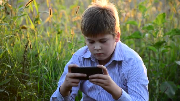 Jonge knappe gelukkig moderne tiener praten over telefoon in zomer park, buiten, — Stockvideo