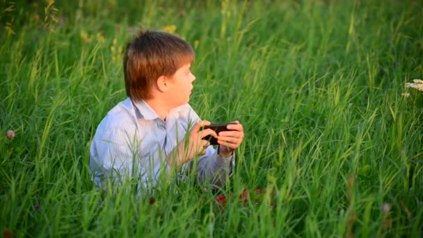 Giovane bello felice adolescente moderno parlando al telefono nel parco estivo, all'aperto , — Video Stock