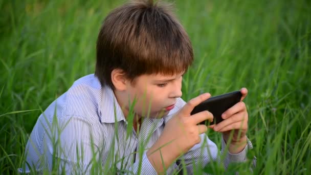 Jonge knappe gelukkig moderne tiener praten over telefoon in zomer park, buiten, — Stockvideo