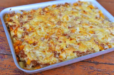 Sac pişirme üzerinde peynir ile et güveç