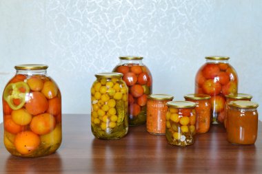 Odasında ev sebze konserveler