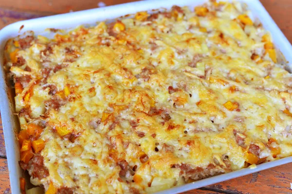 Caçarola de carne com queijo na assadeira — Fotografia de Stock