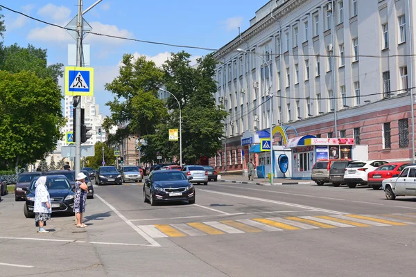 Lipetsk, Federacja Rosyjska - 05.08.2015. Zobacz na jednej z centralnych ulic w mieście — Zdjęcie stockowe