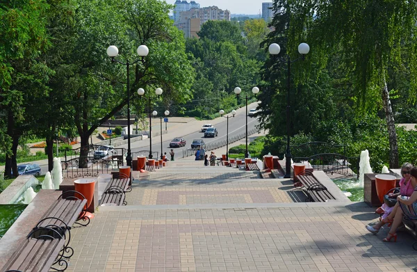 Lipetsk, Ryssland - 05.08.2015. Visa på en av centrala gatorna i staden, Petrovsky nedstigningen — Stockfoto