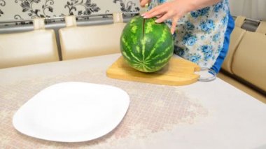 kadın büyük karpuz keser