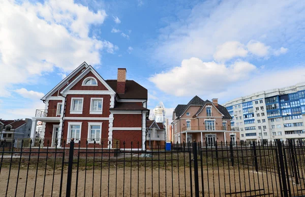 KRASNOGORSK, RUSSIE - 22 AVRIL 2015 : Les nouveaux quartiers de construction de la banlieue. Superficie du développement résidentiel sur environ 2 millions de pieds carrés — Photo