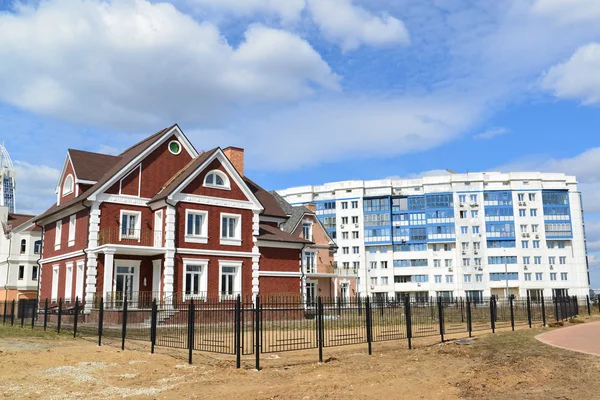 Krasnogorsk, Rusko - Duben 22,2015: nová výstavba okresy v předměstích. Oblast rozvoje bydlení na asi 2 milionů čtverečních stop — Stock fotografie