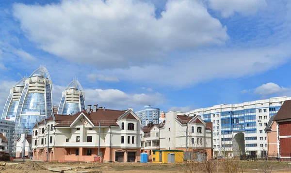 KRASNOGORSK, RUSIA - 22 DE ABRIL DE 2015: Los nuevos distritos de construcción en los suburbios. Área de desarrollo residencial en cerca de 2 millones de pies cuadrados —  Fotos de Stock