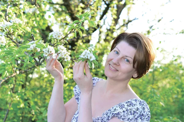 Awoman nel frutteto di mele all'inizio della primavera — Foto Stock