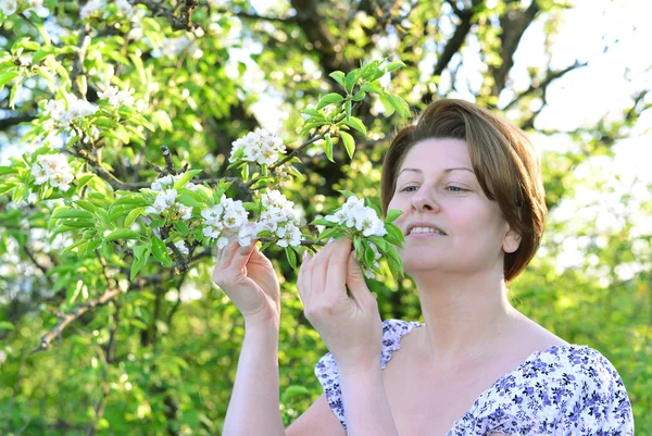 Awoman nel frutteto di mele all'inizio della primavera — Foto Stock