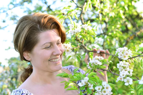 Uma mulher no pomar de maçã no início da primavera — Fotografia de Stock