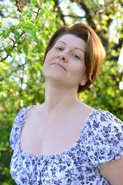 Awoman in  apple orchard at  early spring — Stock Photo, Image