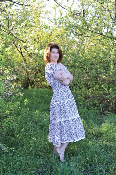 Femme dans le verger de pommes au début du printemps — Photo