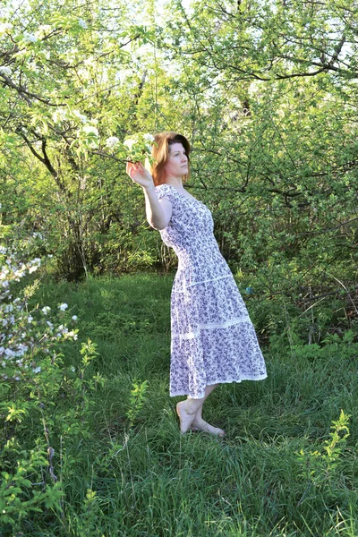 Femme dans le verger de pommes au début du printemps — Photo